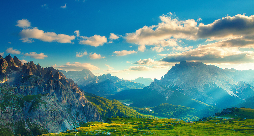 人民日报任仲平文章：十年砥砺奋进 绘写壮美画卷——写在党的二十大胜利召开之际