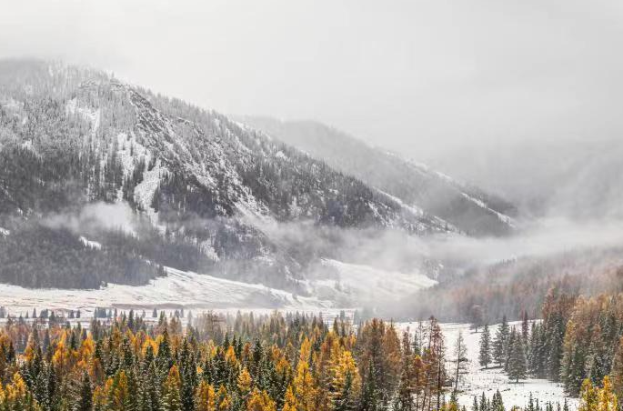 新疆阿勒泰：中蒙边境宛如水墨画