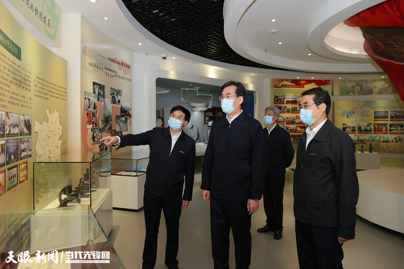 1667211133333646.jpg WEN_4125---李炳军在贵州医科大学校史馆考察,了解学校发展历程和规划建设情况。闻双摄_副本.jpg