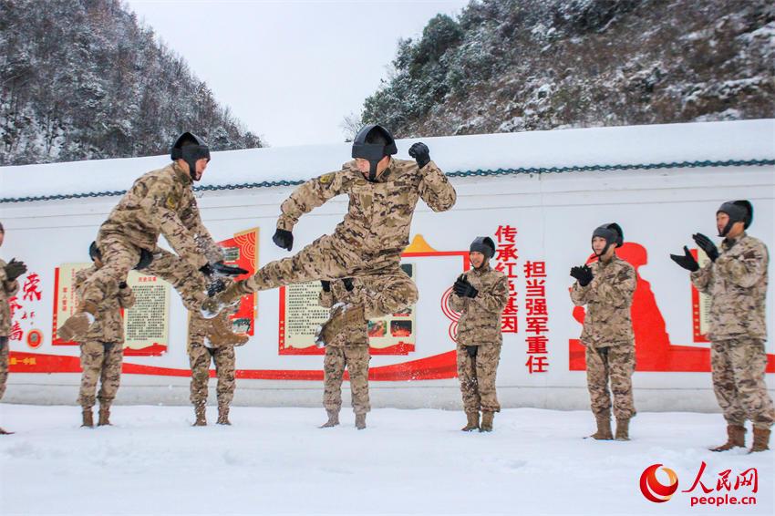 武警官兵雪中擒敌术对抗训练。