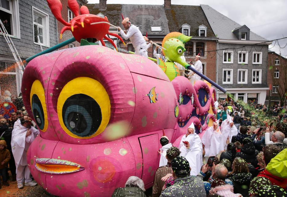 比利时斯塔沃洛举行狂欢节