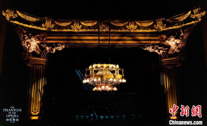 剧中标志性的水晶大吊灯。　王犁 摄