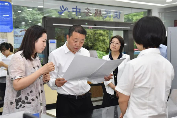 秦永康在金阳街道党群服务中心察看窗口办事流程
