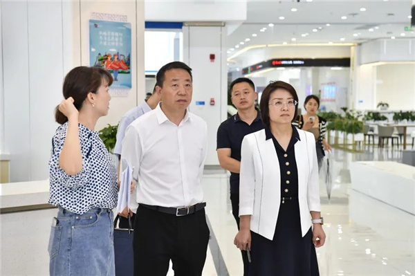 秦永康在区政务大厅调研优化营商环境工作