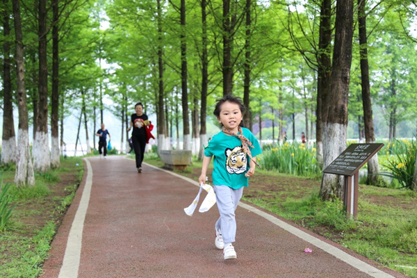 市民在阅山湖公园游玩 （观山湖区融媒体中心