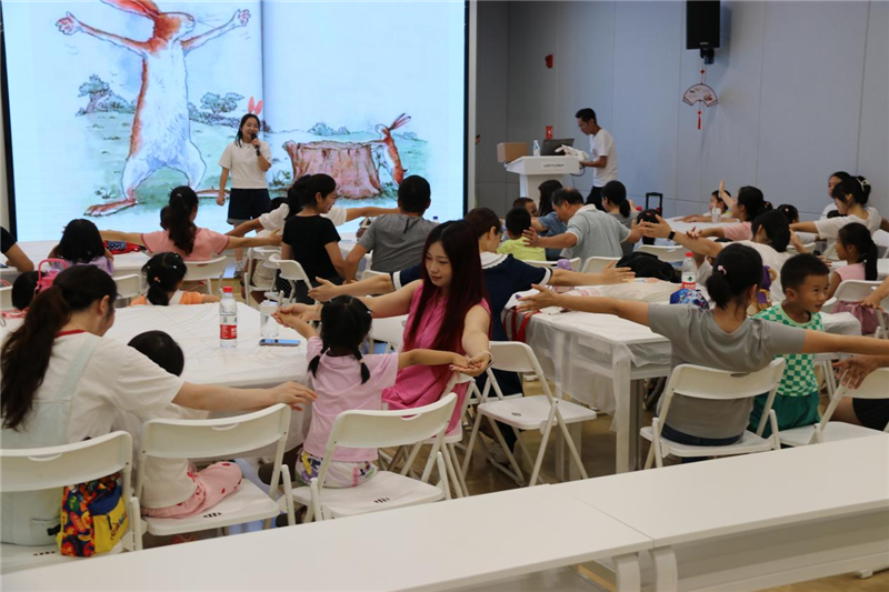 贵阳市少儿图书馆举办“猜猜我有多爱你”亲子心理艺术活动