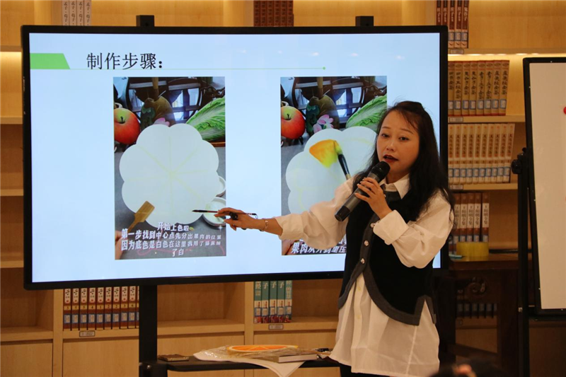 贵阳市少儿图书馆举办手绘水果团扇活动