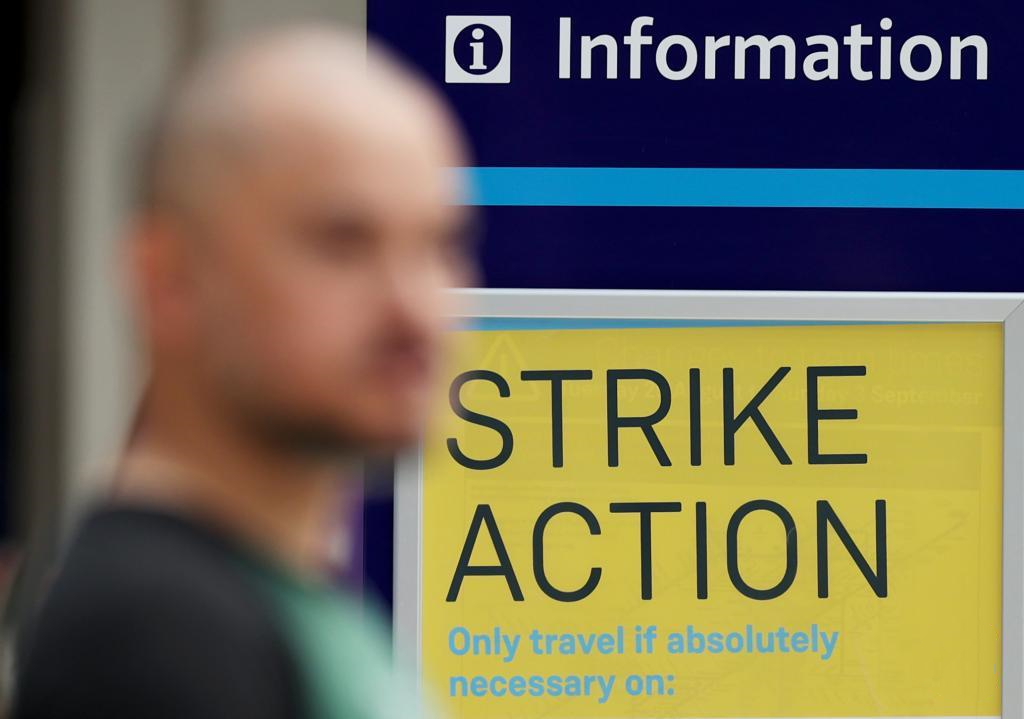 英国铁路员工罢工 为出行带来不便