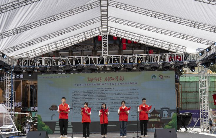 1 贵阳市文化和旅游窗口单位志愿者代表宣读文明旅游倡议书。