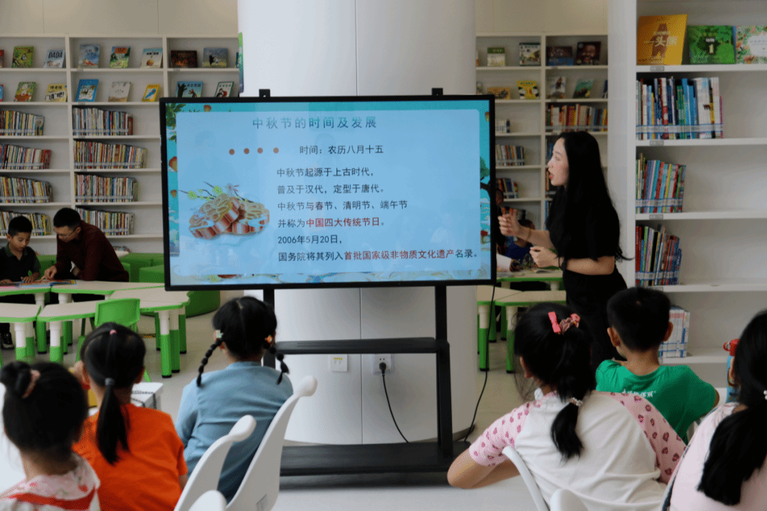 贵阳市少儿图书馆举办“中秋喜乐民俗汇”手工活动