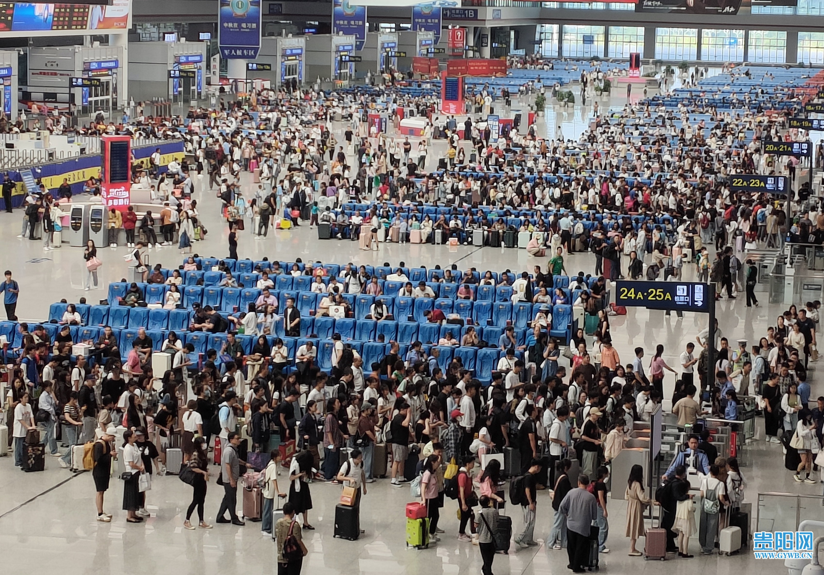 【图集】贵阳北站迎中秋国庆长假出行客流高峰