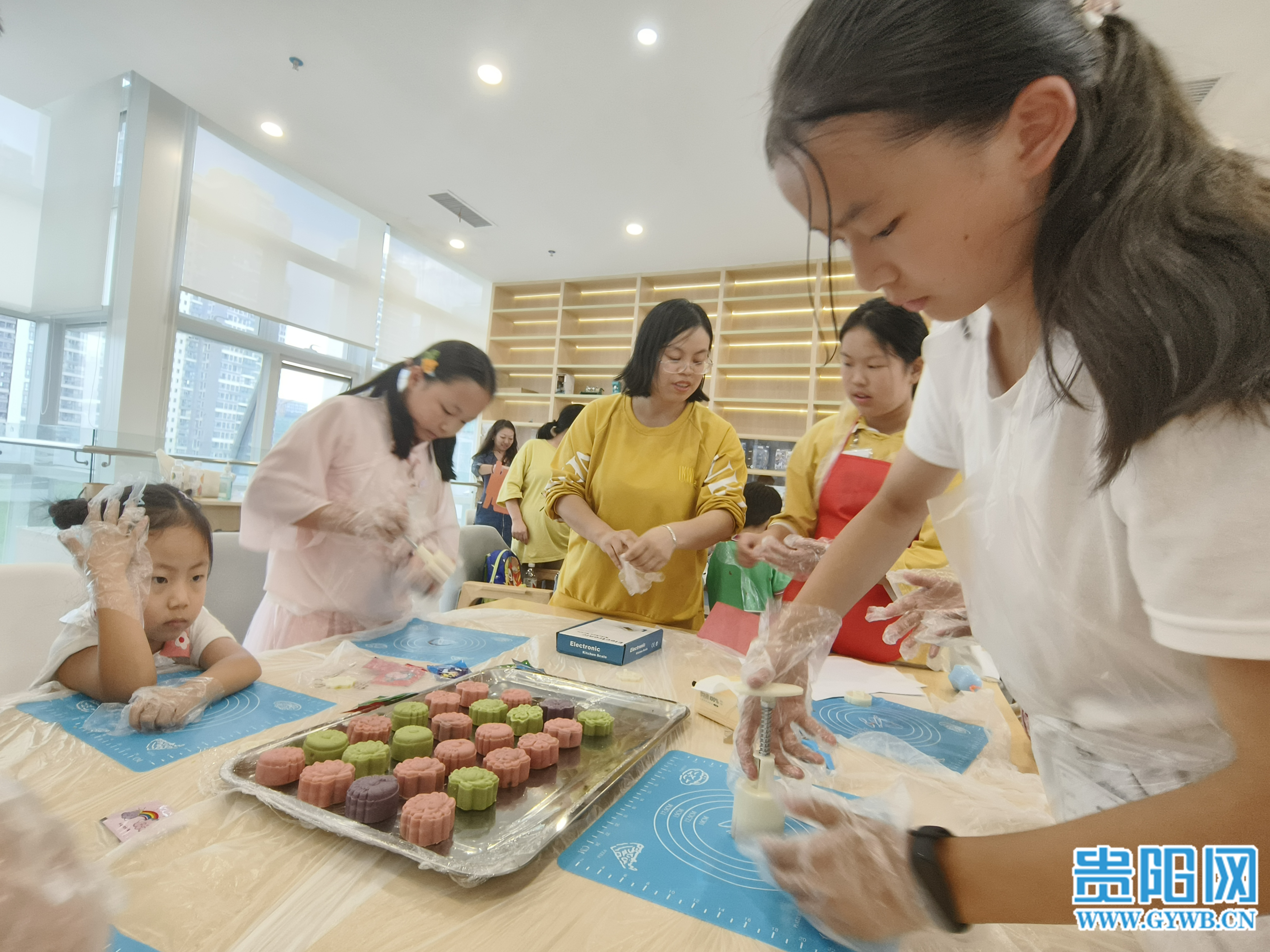 浓情中秋 亲子月饼DIY吸引市民参与