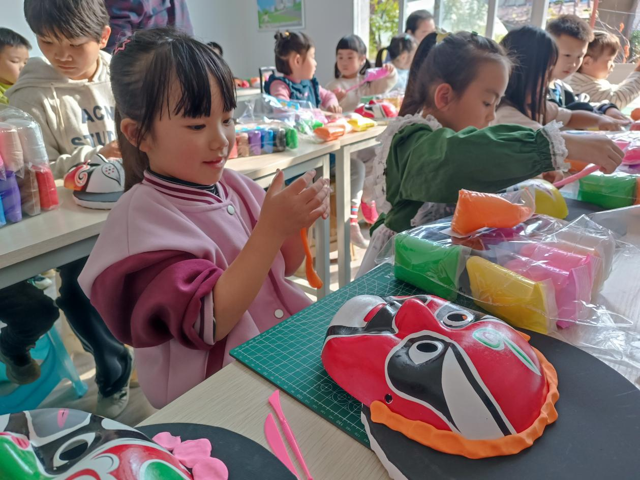 贵阳市少儿图书馆举办彩泥京剧脸谱活动