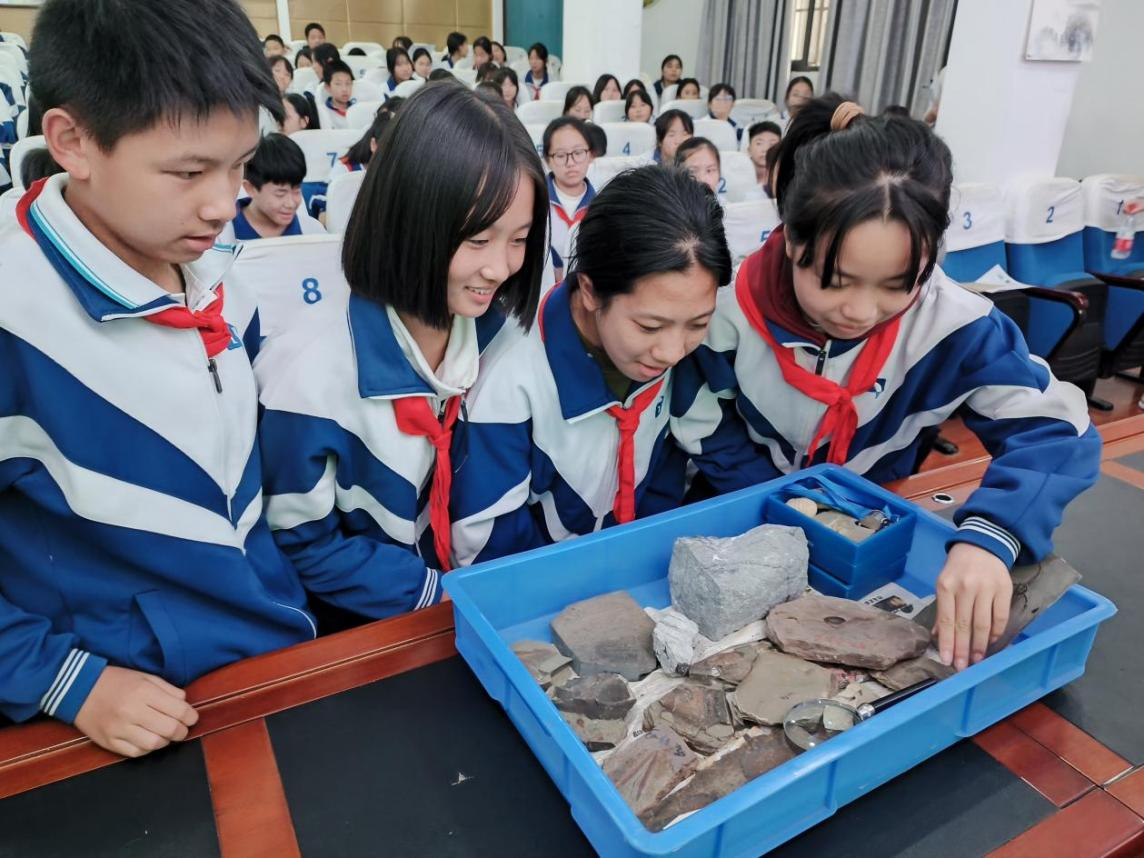 贵阳市少儿图书馆举办探秘古生物化石活动
