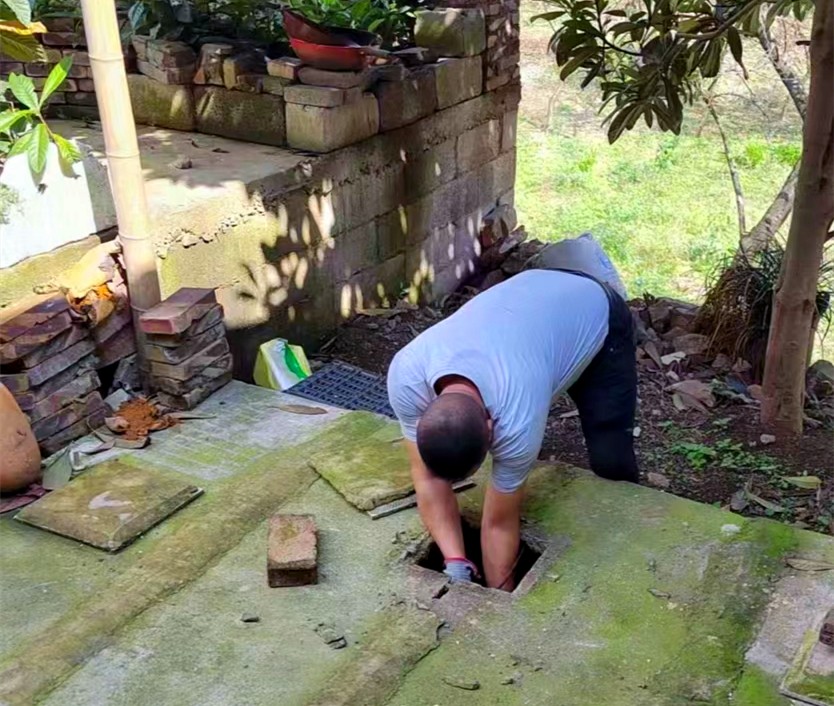 站街镇林歹村改厕工匠正在对农户化粪池进行维护.张仁杰 摄。