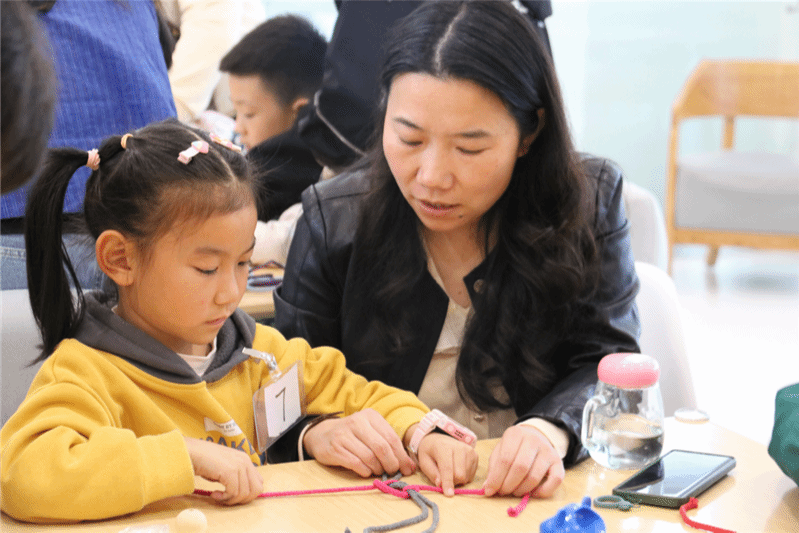 贵阳市少儿图书馆举办“绳结娃娃”活动