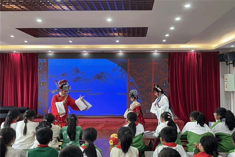 贵阳市少儿图书馆举办“传统越剧进校园·曲韵润童心”活动