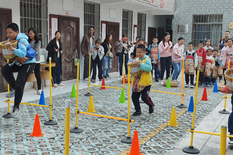 贵阳市少年儿童图书馆举办“风吹稻田千层浪 稻花乡里说丰年”农耕体验亲子活动