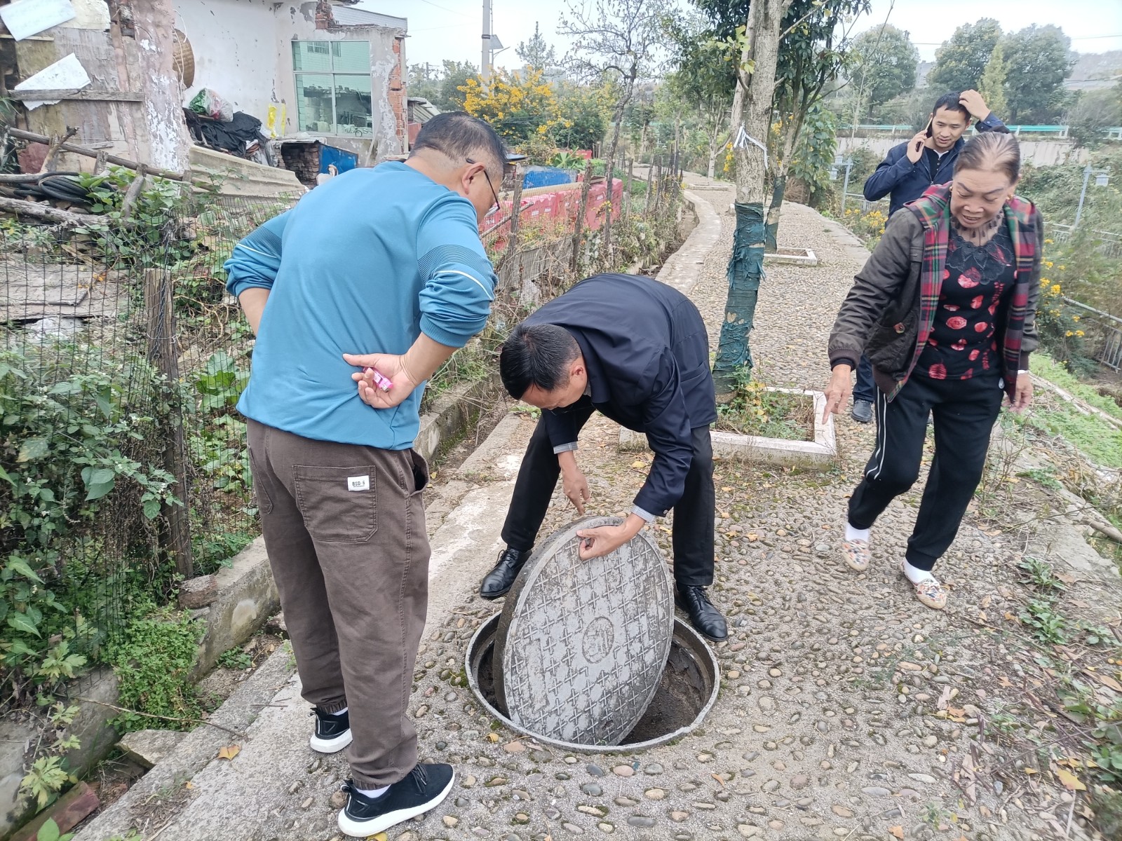 巢凤街道排查河道周边污水管网(田煜摄)