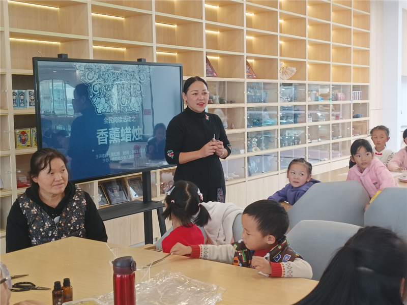 贵阳市少儿图书馆举办制作香薰蜡烛活动