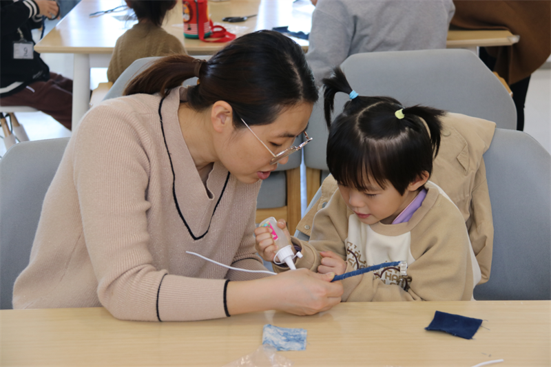 贵阳市少儿图书馆举办扎染手工花活动