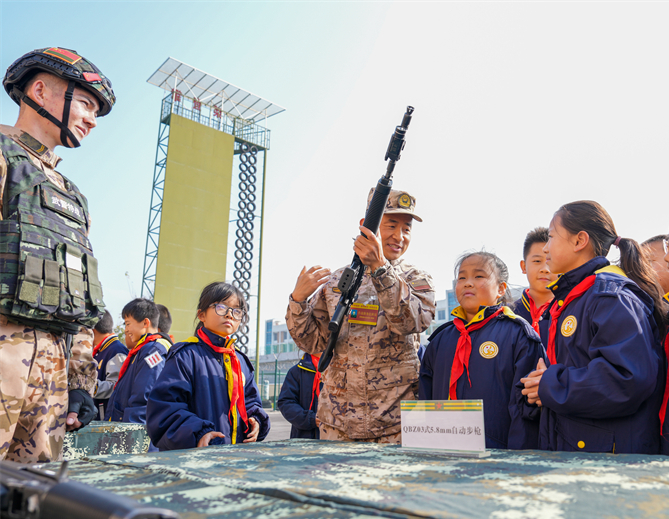 武警贵阳支队开展军营开放日活动
