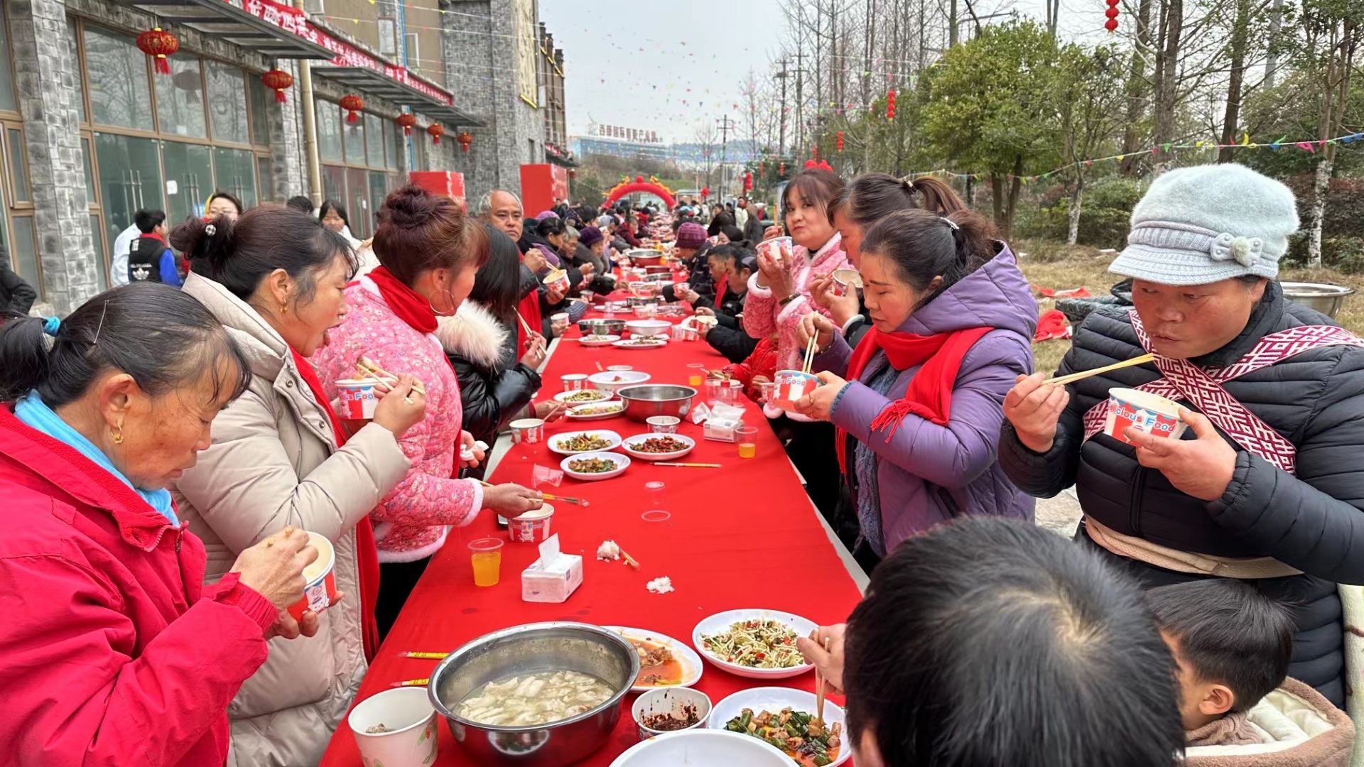 马场镇甘河社区举办千人长桌宴活动
