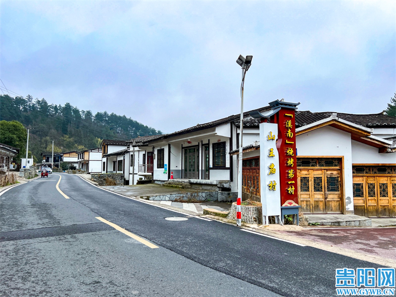 【新春走基层】花溪区青岩镇山王庙村:着眼赏花季,“物管工程队”赶工建设景观长廊