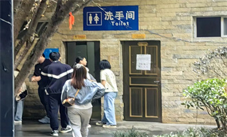 实在憋不住了：阅山湖公园女游客尴尬“挤”男厕！部门已在督促修复