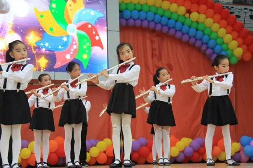 贵阳一中新世界国际学校举行六一儿童节艺术展