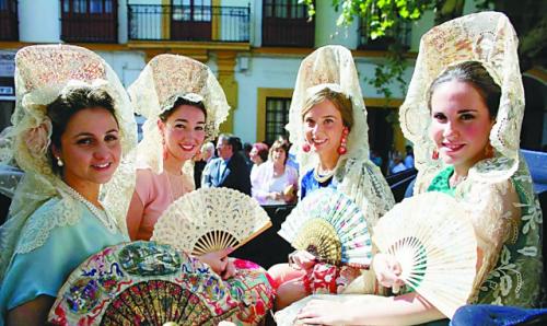 西班牙人能靠折扇传情 女士社交活动必备品