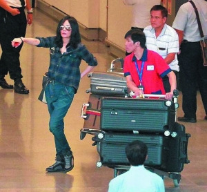 王菲香港见律师重整资产 为女办信托基金 -- 贵