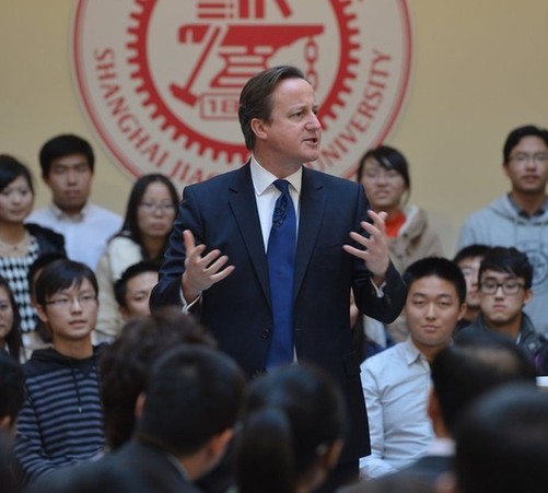英国首相卡梅伦现身上海交大与大学生们互动 