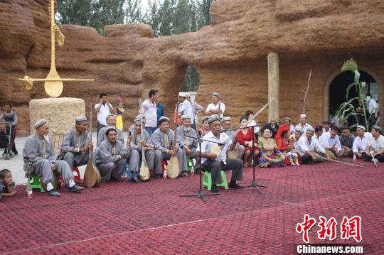 新疆维吾尔族艺人40年痴情弹唱京剧赴多地巡
