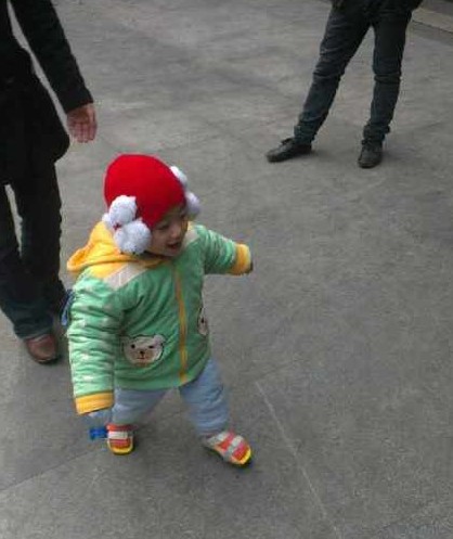 重庆电梯摔婴案被害男童伤情好转:可以走路了