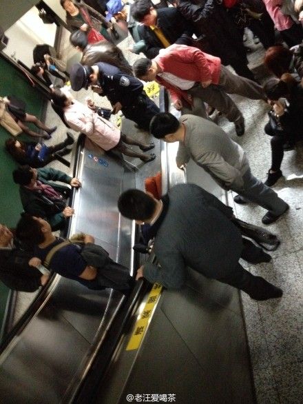 上海地铁换乘电梯逆行 致12名乘客受伤_国内_