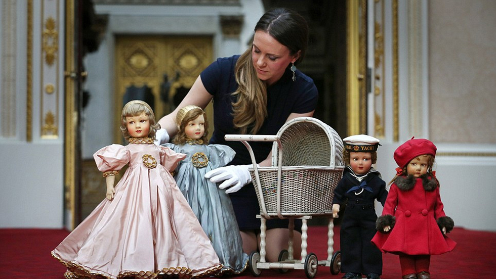 白金汉宫展出英国女王伊丽莎白二世童年时候的