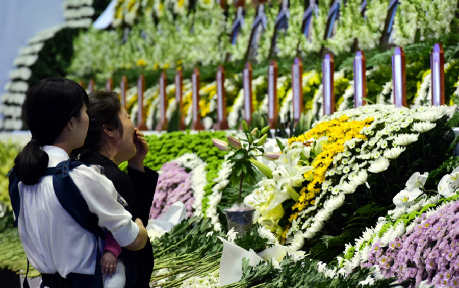 韩国殡仪馆悼念沉船遇难者 吊唁者排出百米队