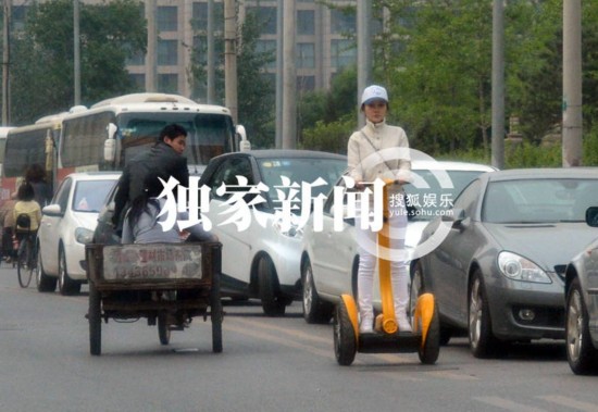 李小璐被曝不雅视频后首次现身 神清气爽若有