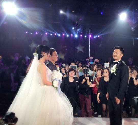  吴京拄拐 娶谢楠 婚礼现场上演三分钟舌吻/图_