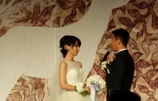  吴京拄拐 娶谢楠 婚礼现场上演三分钟舌吻/图_