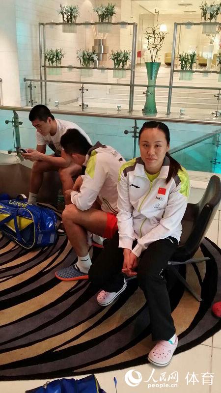 组图:中国羽毛球队备战汤尤杯 全队比赛场地训