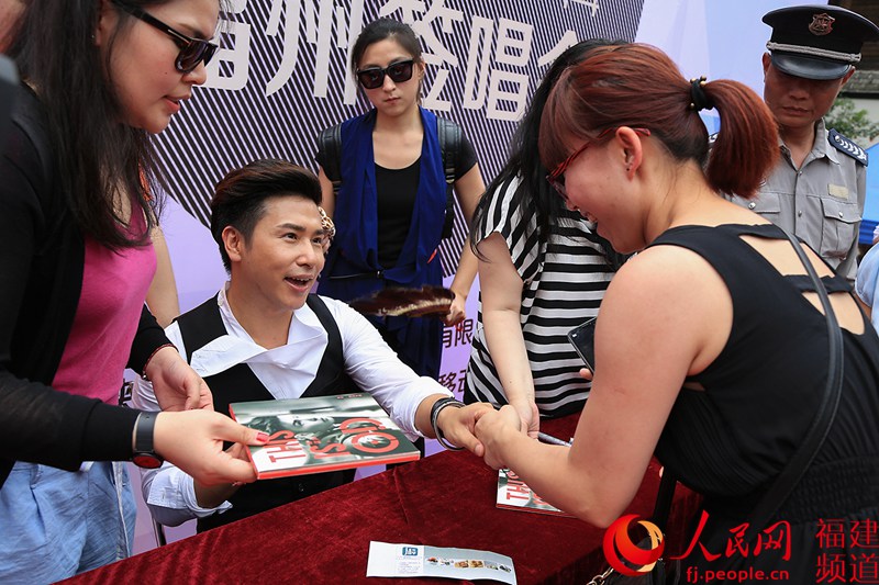 欧弟与每位索要签名的歌迷握手 邹家骅摄