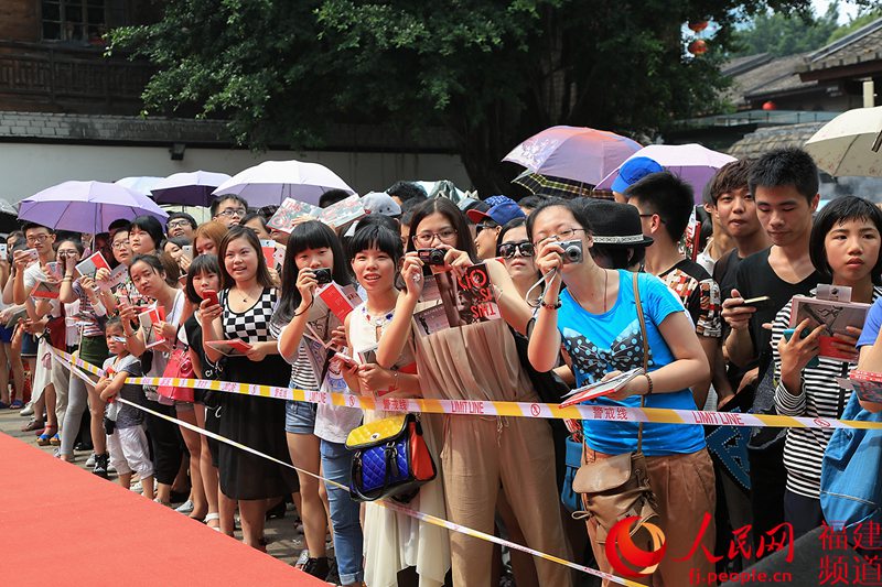 歌迷们翘首企盼欧弟的出现 邹家骅摄