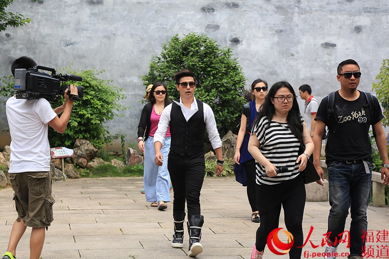 欧弟在众多工作人员的簇拥下进入签唱会现场 邹家骅摄