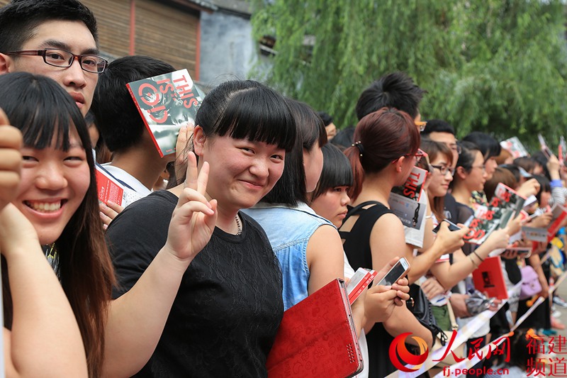 虽然福州今日正午的温度超过32°，但歌迷的热情丝毫没有受到影响 邹家骅摄