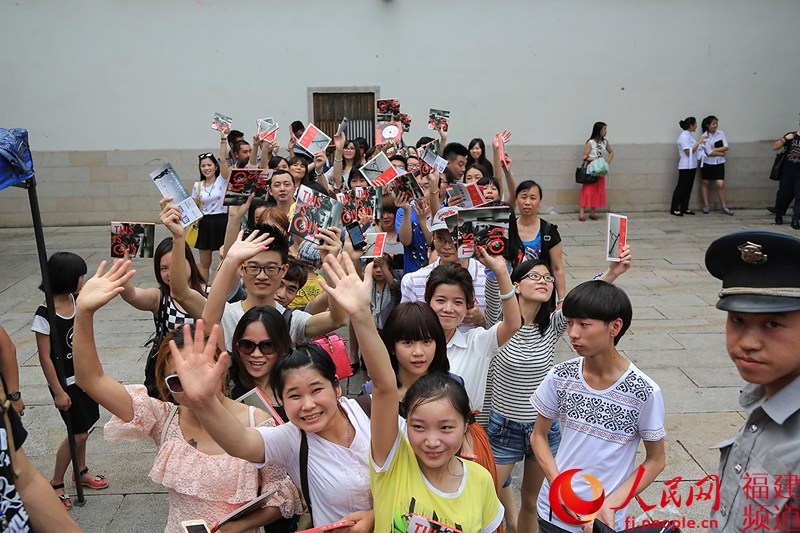 歌迷们向记者展示自己买到的新专辑 邹家骅摄