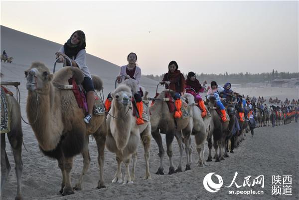 薇薇在敦煌旅行，骑骆驼在沙漠里感受中国。 图片由薇薇提供