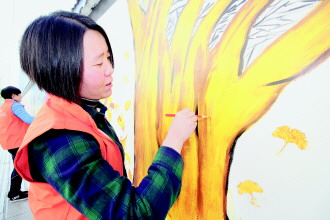 盘县志愿者参与墙体绘画活动 我以我手绘文明