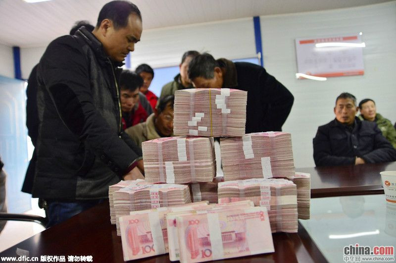 上海一工地用百万现金发工资 有人年薪超20万